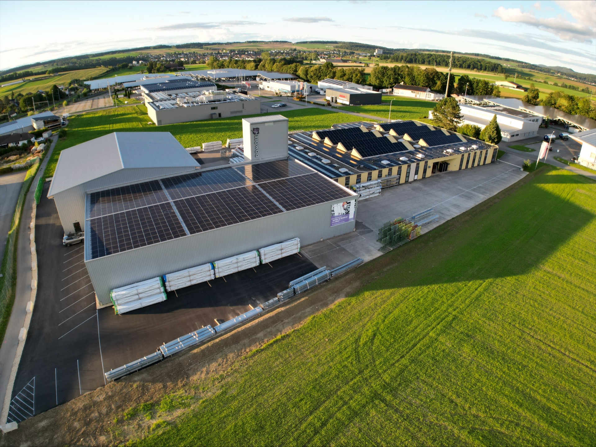 Vue aérienne de l'espace de production Domofen à Courgenay, panneaux solaires en toiture