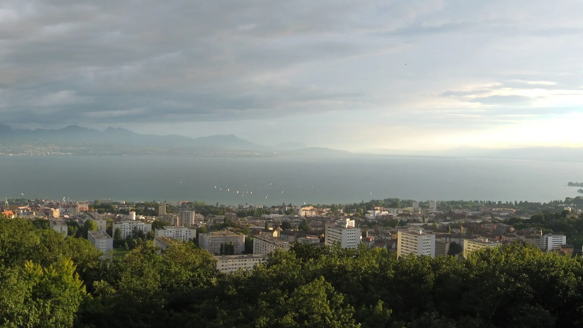 Vue panoramique de Lausanne et du lac Léman depuis Sauvabelin.