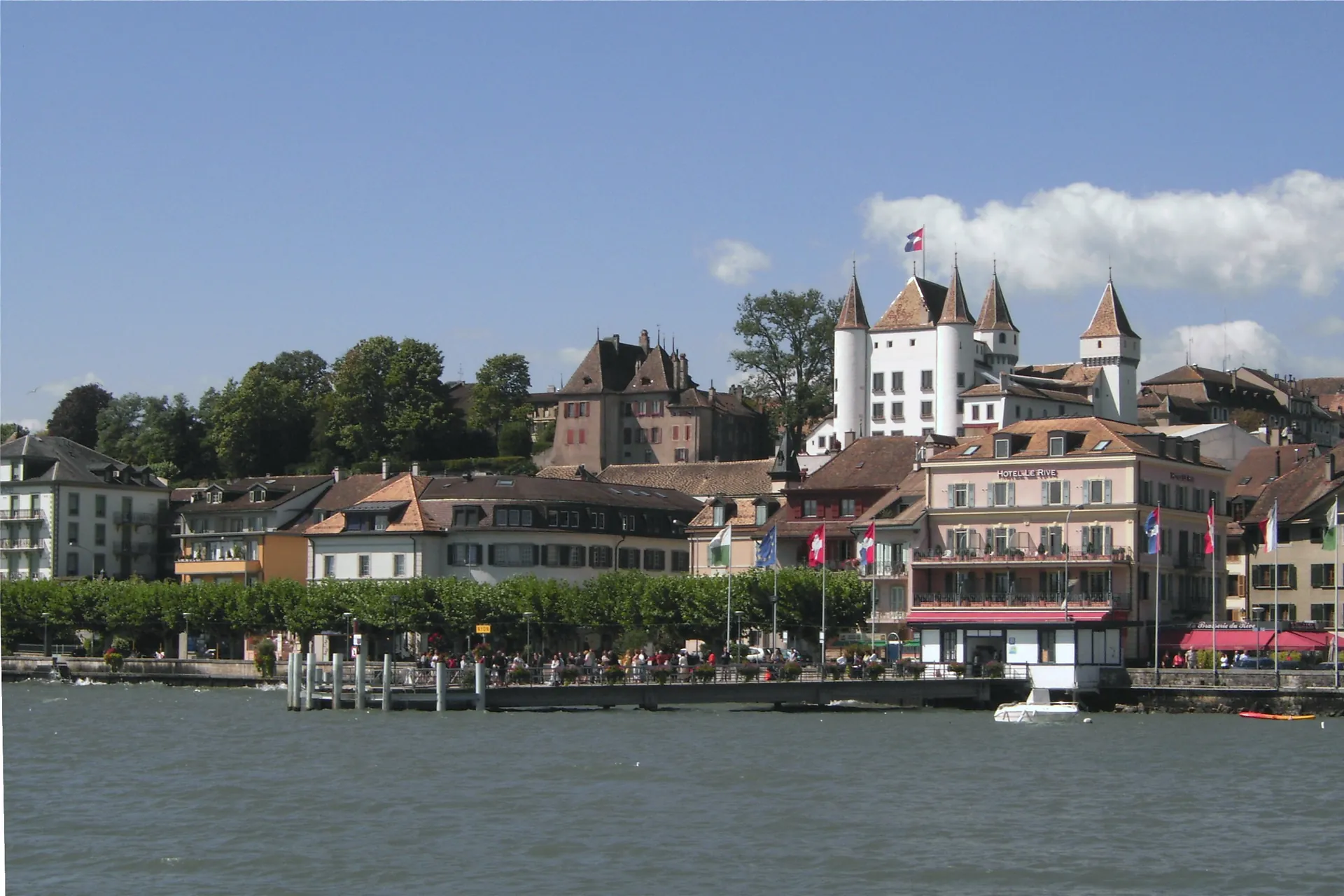 Vue de Nyon et de son château depuis le lac Léman.