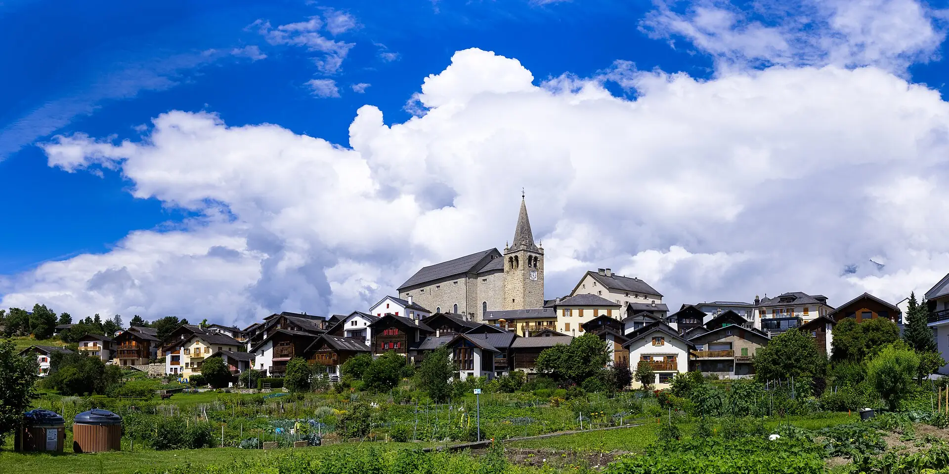 Village valaisan sur les hauteurs du Valais central, au-dessus de la plaine du Rhône.