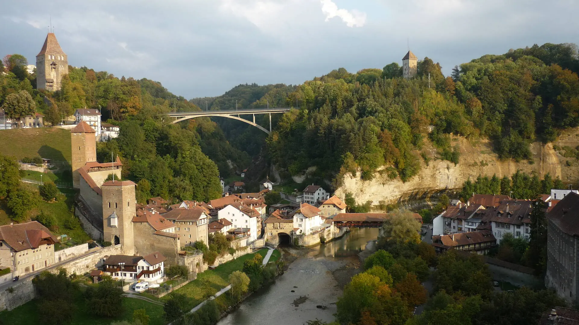 Vue panoramique de la basse-ville de Fribourg et de la vallée de la Sarine.