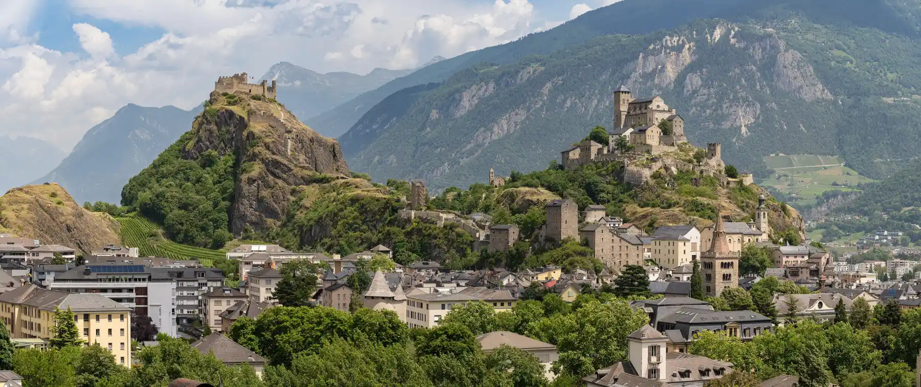 Vue de Sion avec les châteaux de Tourbillon et de Valère.