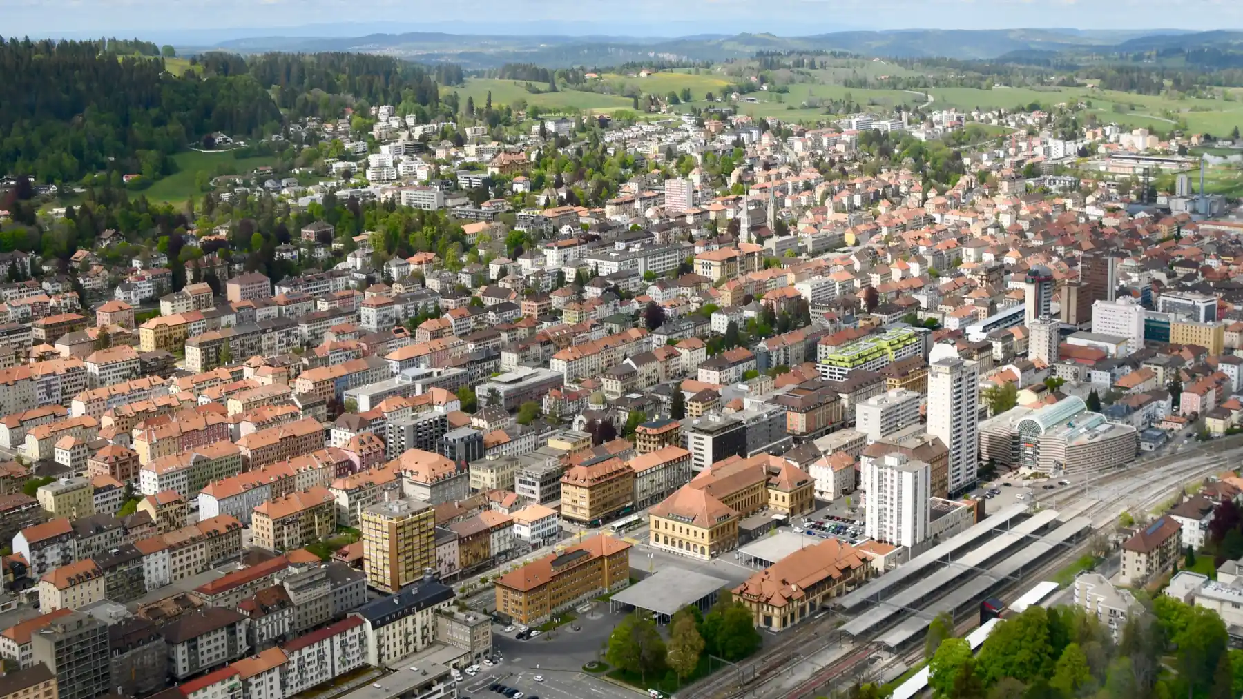 Vue aérienne de La Chaux-de-Fonds et de son tissu urbain horloger.