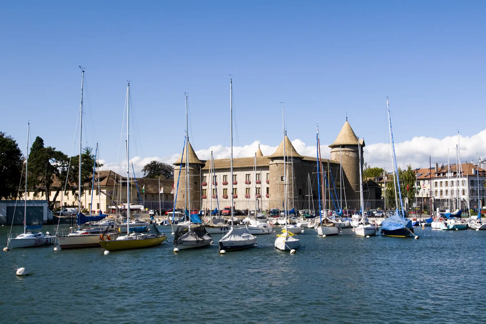 Château de Morges et voiliers dans le vieux port.