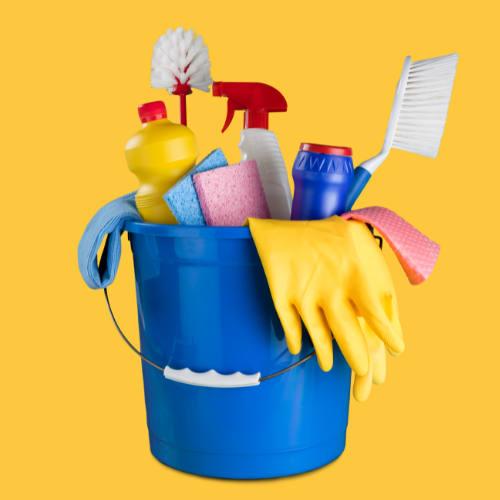 Un seau bleu contenant des gants jaunes, une brosse, des éponges, un flacon pulvérisateur et d'autres produits de nettoyage.