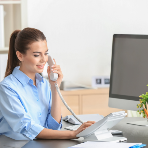 Formation en gestion administrative dans un bureau moderne