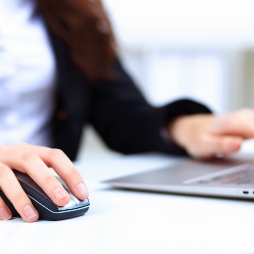 Apprenants travaillant sur des outils bureautiques Word et Excel