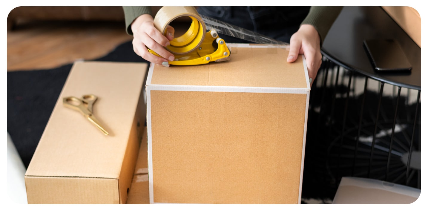 persona-con-nastro-adesivo-per-imballare-scatoloni-per-trasloco-o-deposito.jpg