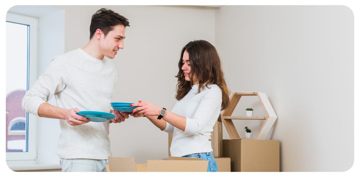 giovane-coppia-imballa-piatti-oggetti-fragili-per-trasloco-o-deposito-in-casa-nuova.jpg