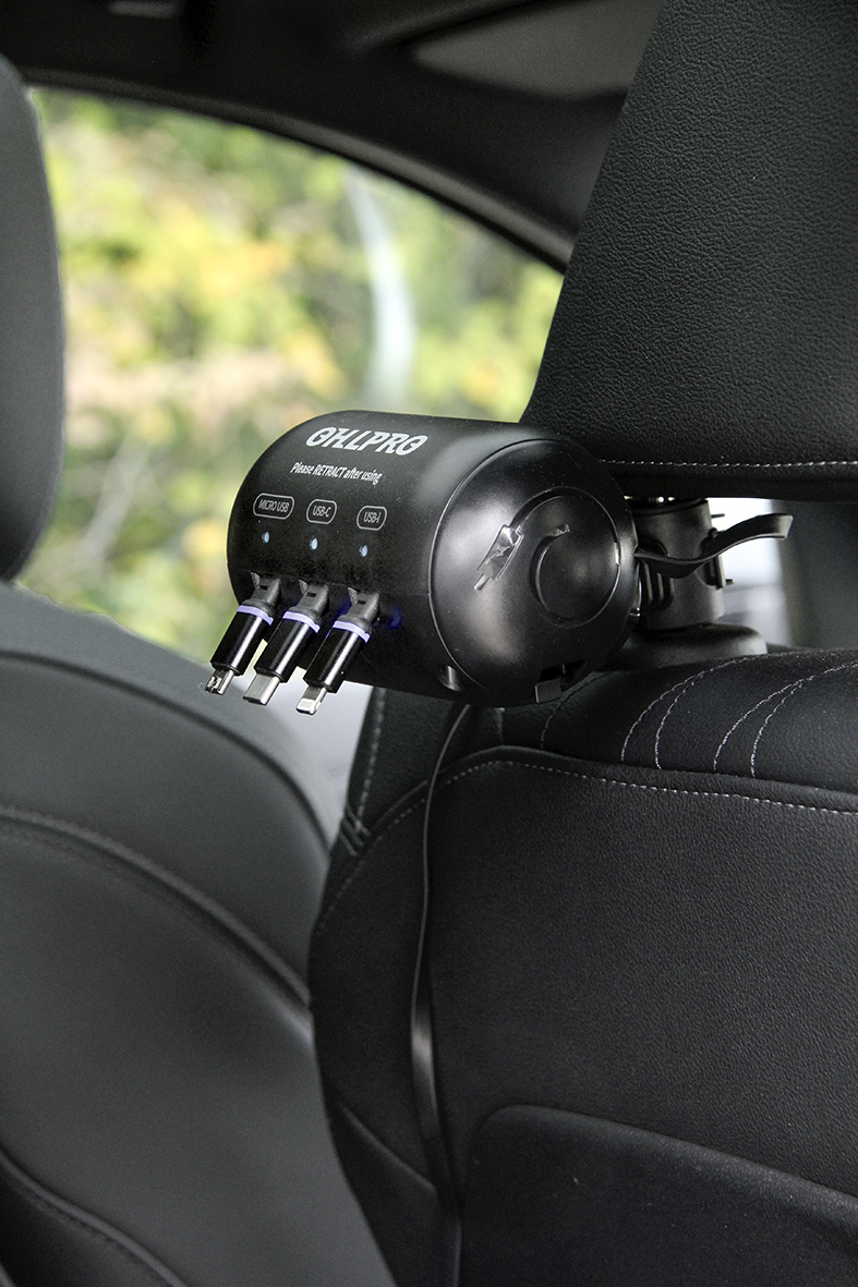 Câbles de recharge à bord pour téléphones et tablettes, compatibles USB-C, Lightning et USB-A, disponibles chez CLB solutions