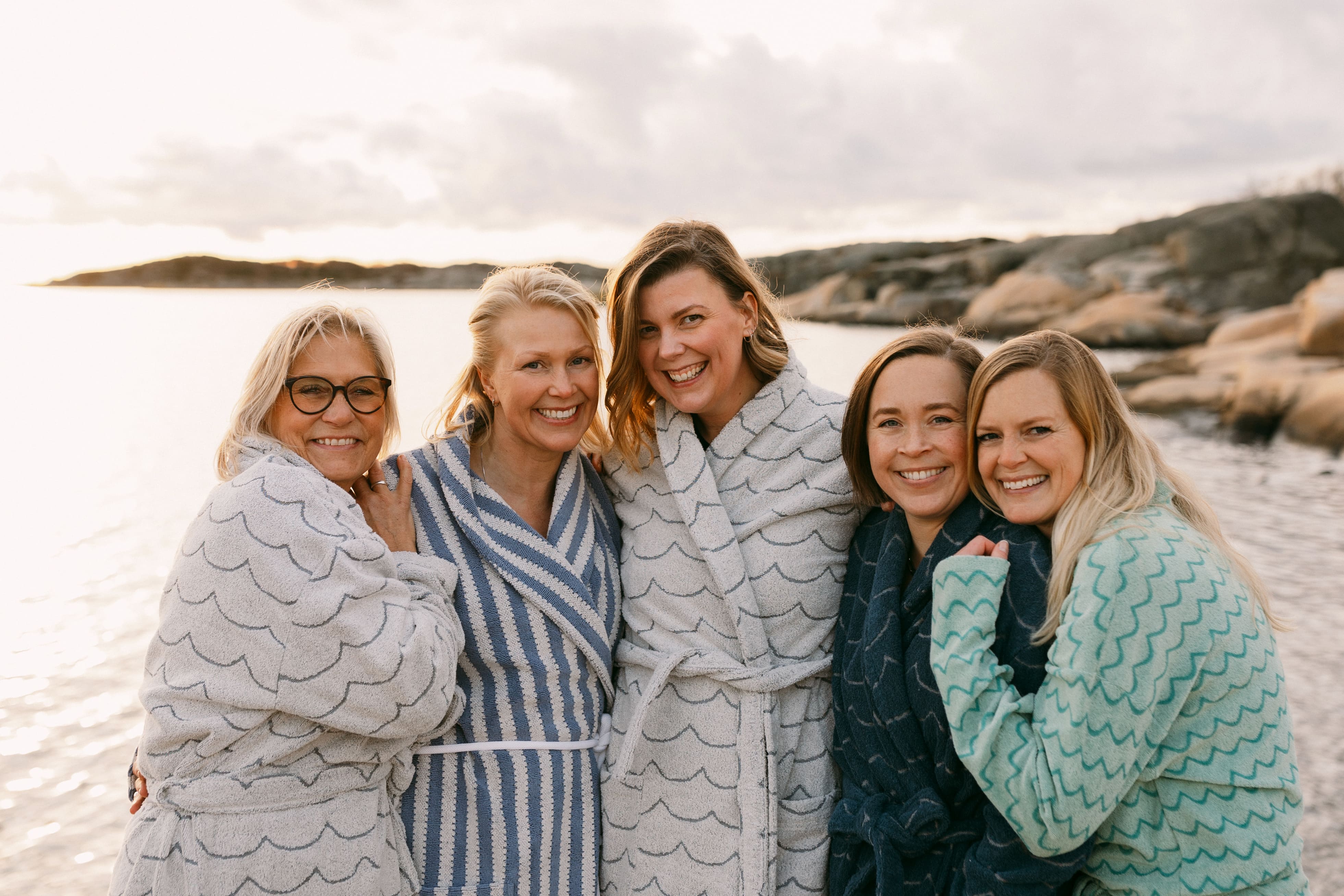 Två glada tandtekniker i färglada arbetskläder som står och granskar ett arbete.