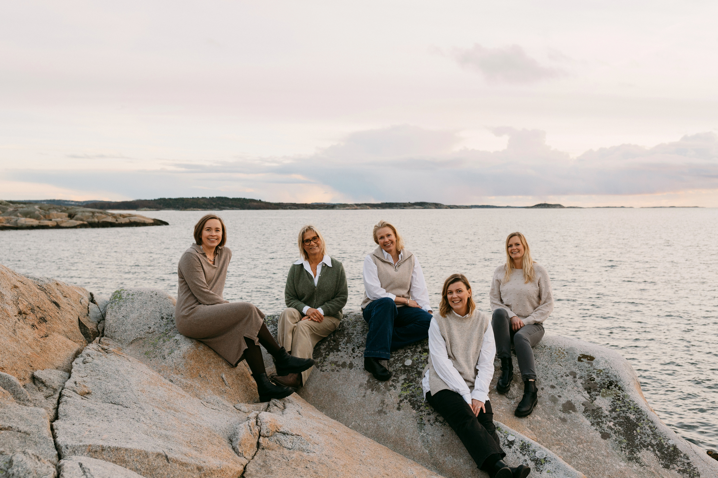 gothenburg, göteborg, person på cykel med byggnader och träd i bakgrunden
