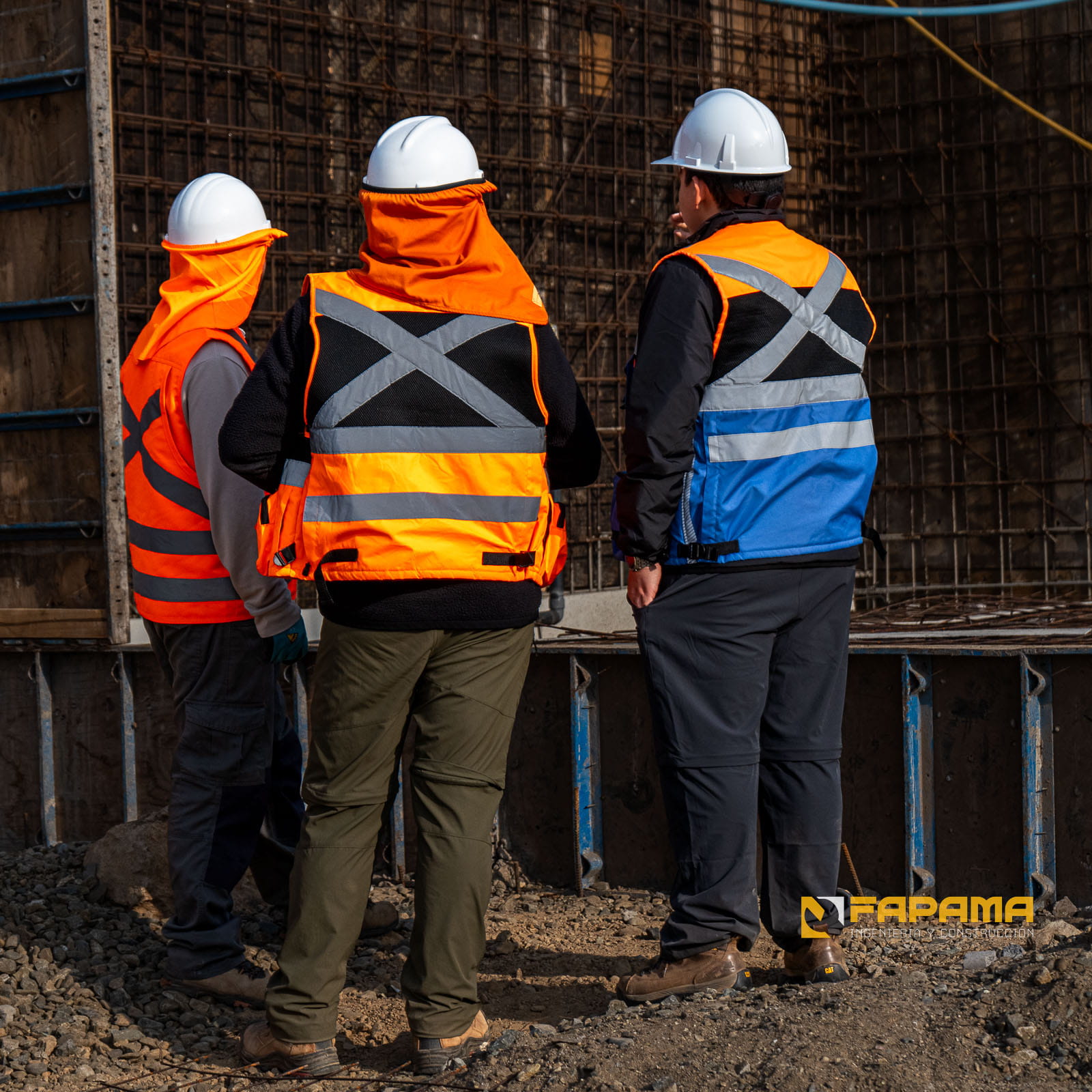 image depicting employees collaborating (for a manufacturing plant)