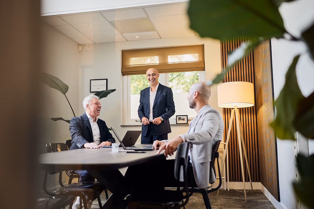 Mannen in overleg aan tafel