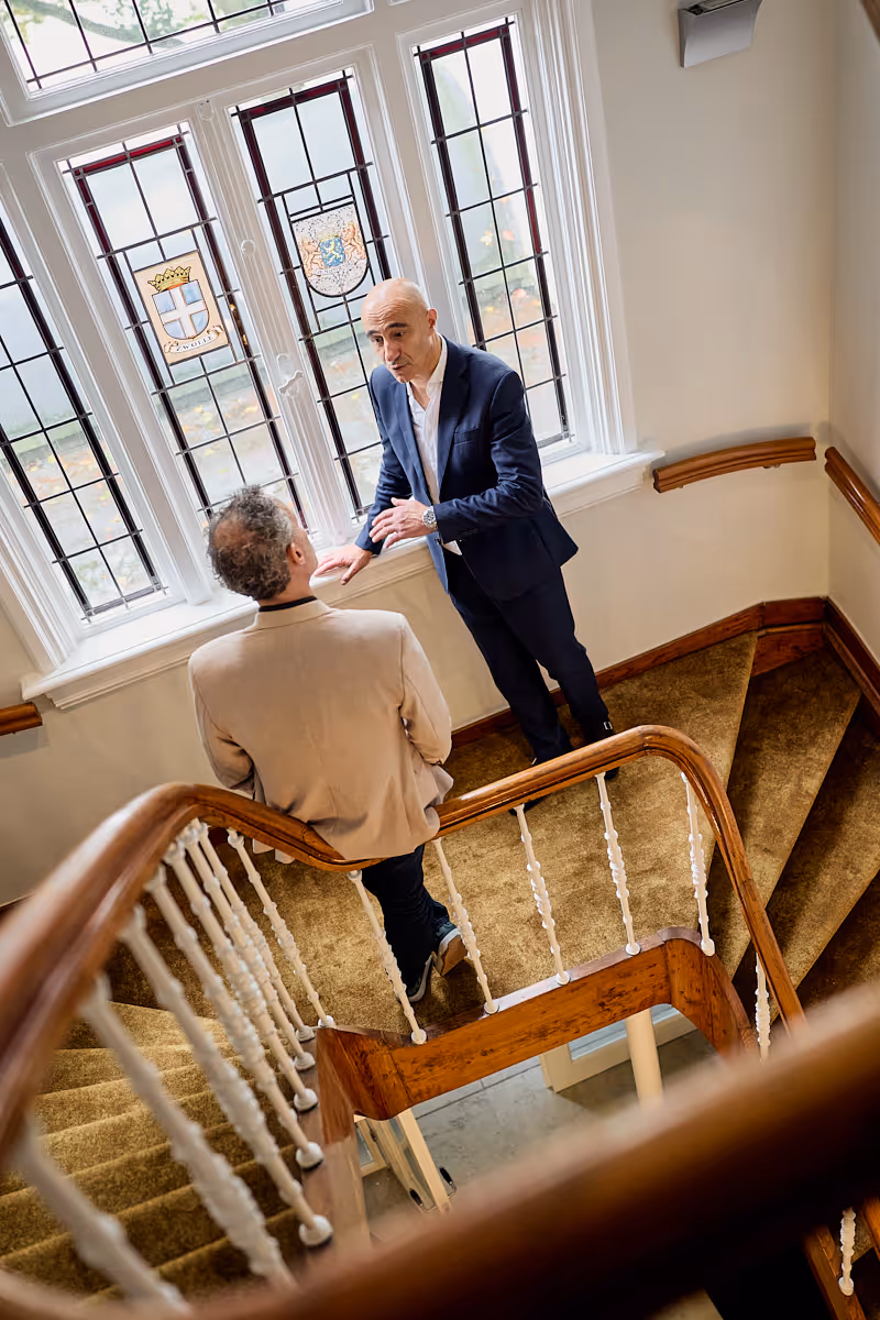 Ali met Wouter in gesprek op trap