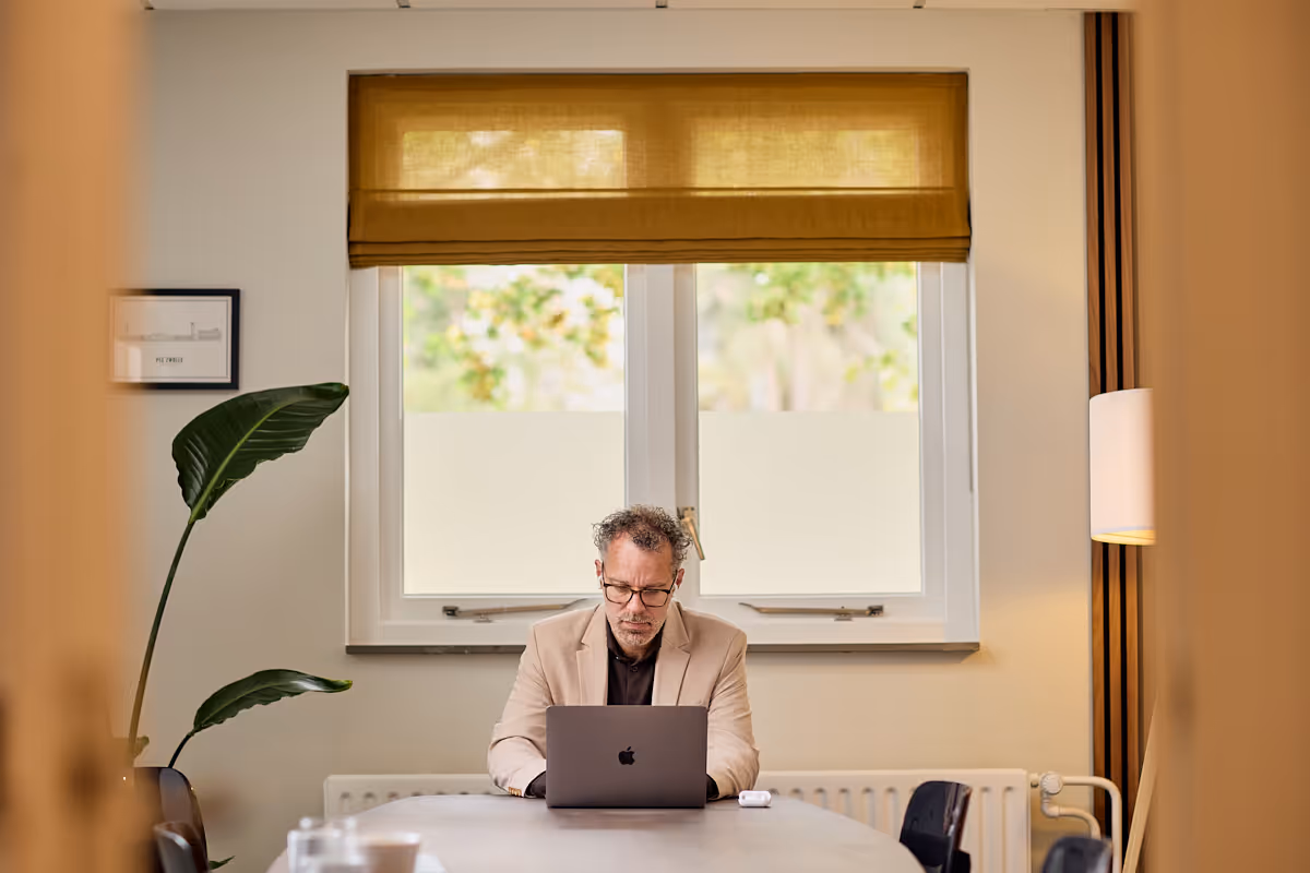 Wouter Selhorst aan het werk achter laptop
