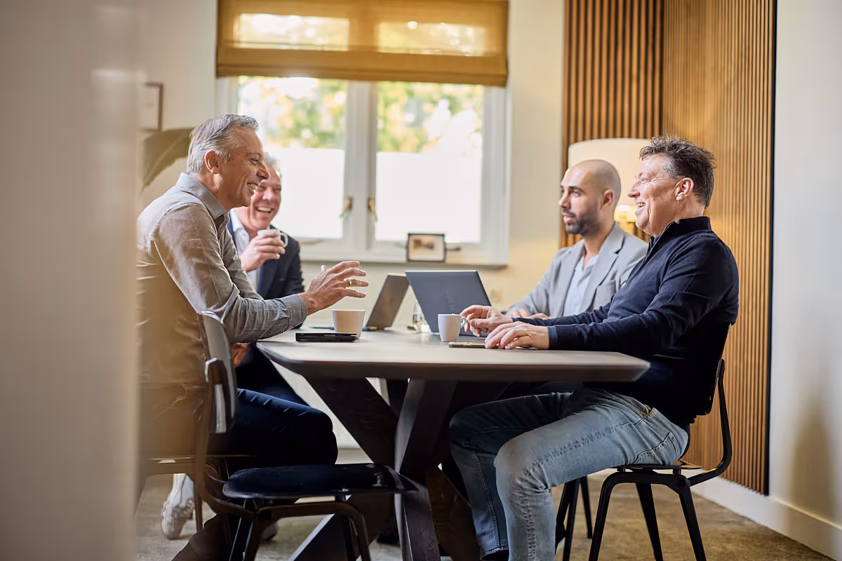 Mannen op kantoor in overleg