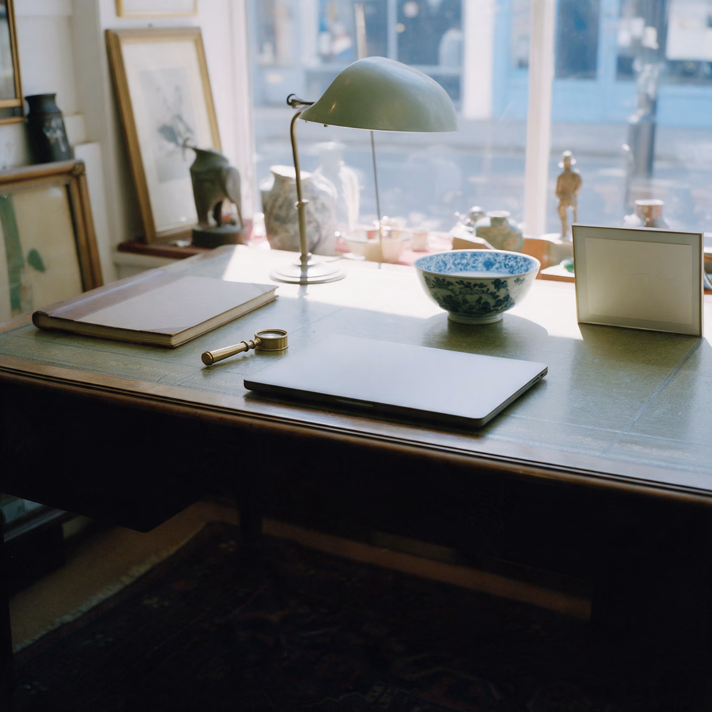 IT support Kensington: an antique dealer's desk in a Kensington Church Street gallery