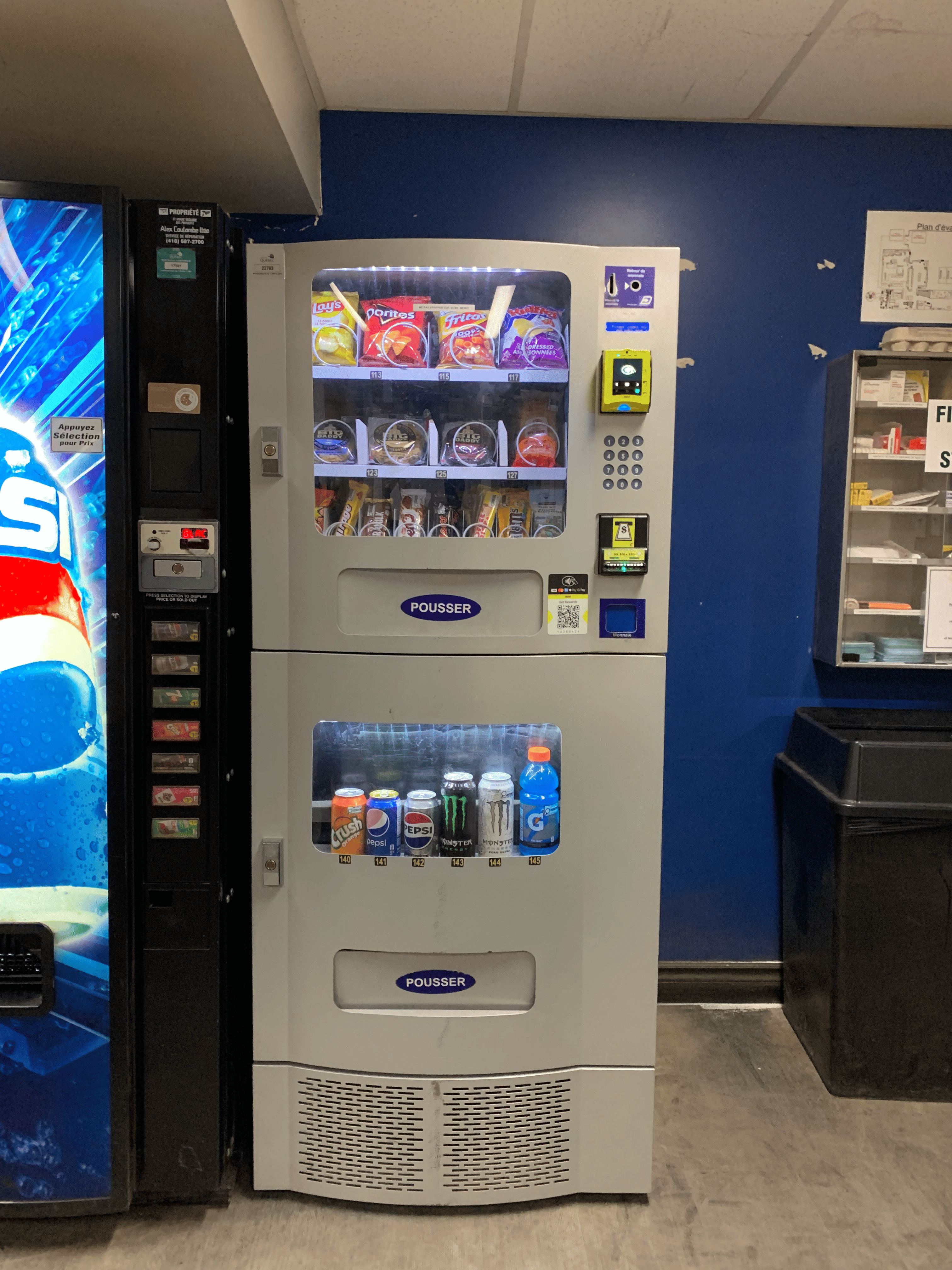 Distributeur automatique de collations et boissons avec étiquettes et instructions en français.