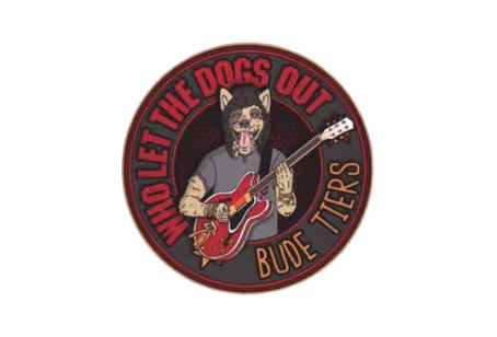 Logo mit einem Hund, der eine Gitarre spielt, umgeben von dem Text 'Who Let The Dogs Out' und 'Bude Tiers'.