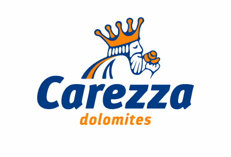 Logo von Carezza Dolomiten mit stilisierter Königsfigur und Schriftzug.