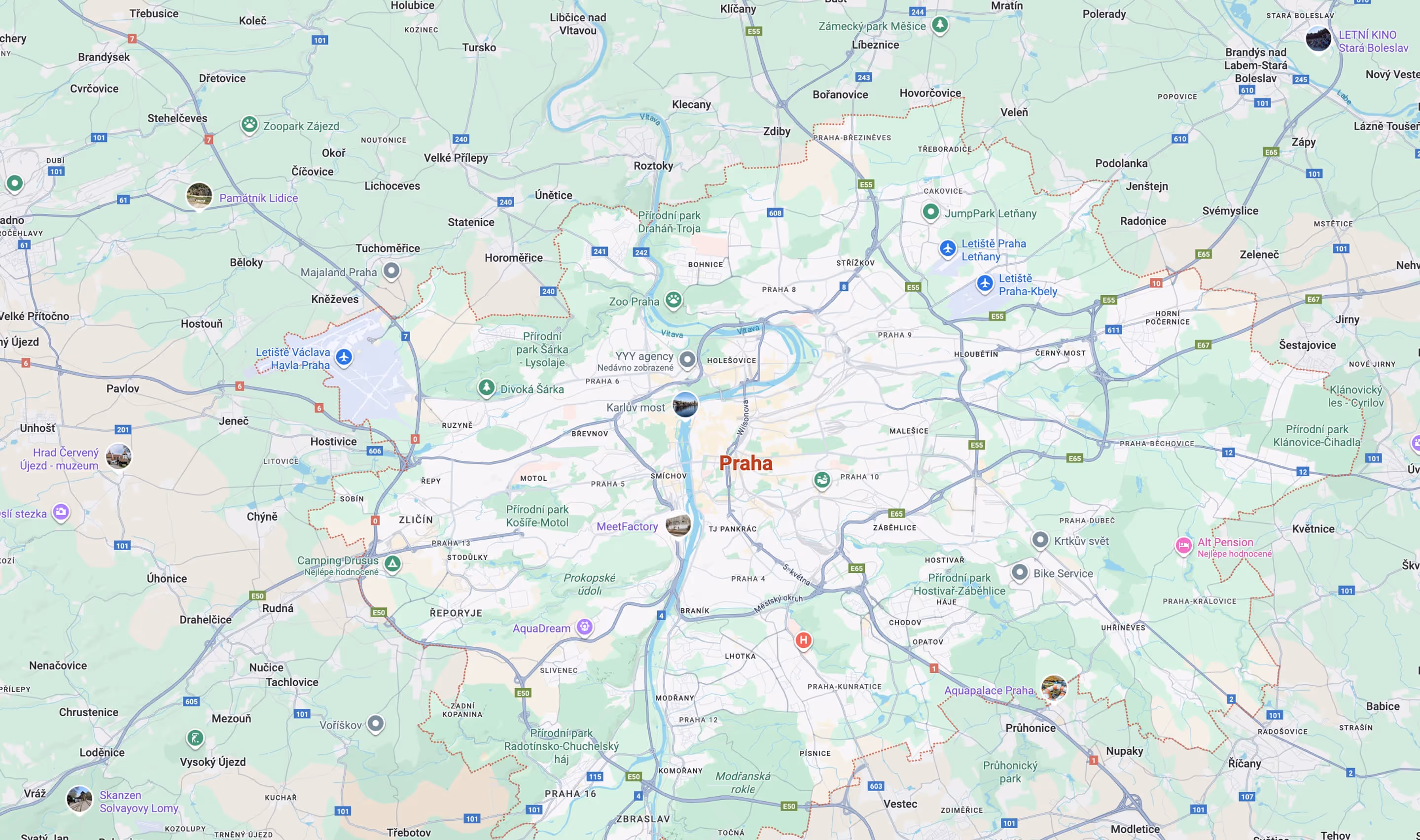 Mapa oblasti Prahy s vyznačením přírodních parků, letišť a významných turistických míst v okolí.