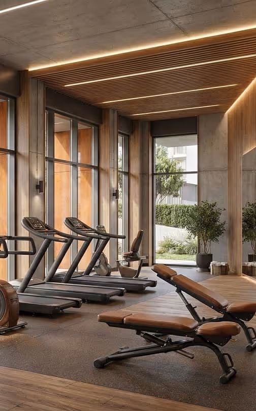 Moderní fitness centrum s běžeckými pásy, lavičkami na cvičení a velkými okny s výhledem do zahrady.