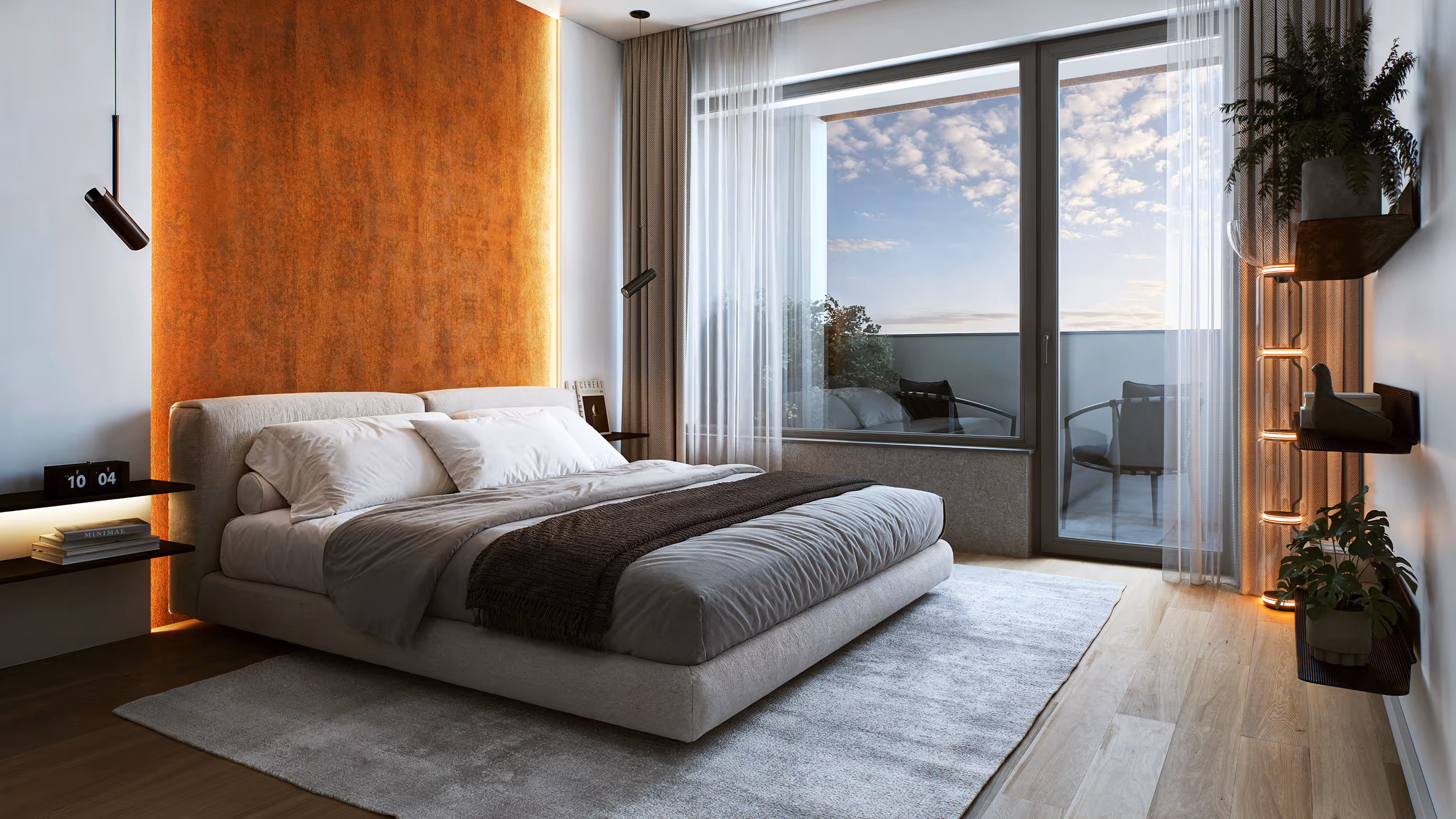Moderní ložnice s velkou postelí, oranžovou tlačenou stěnou, velkým oknem a balkonem s křesly.