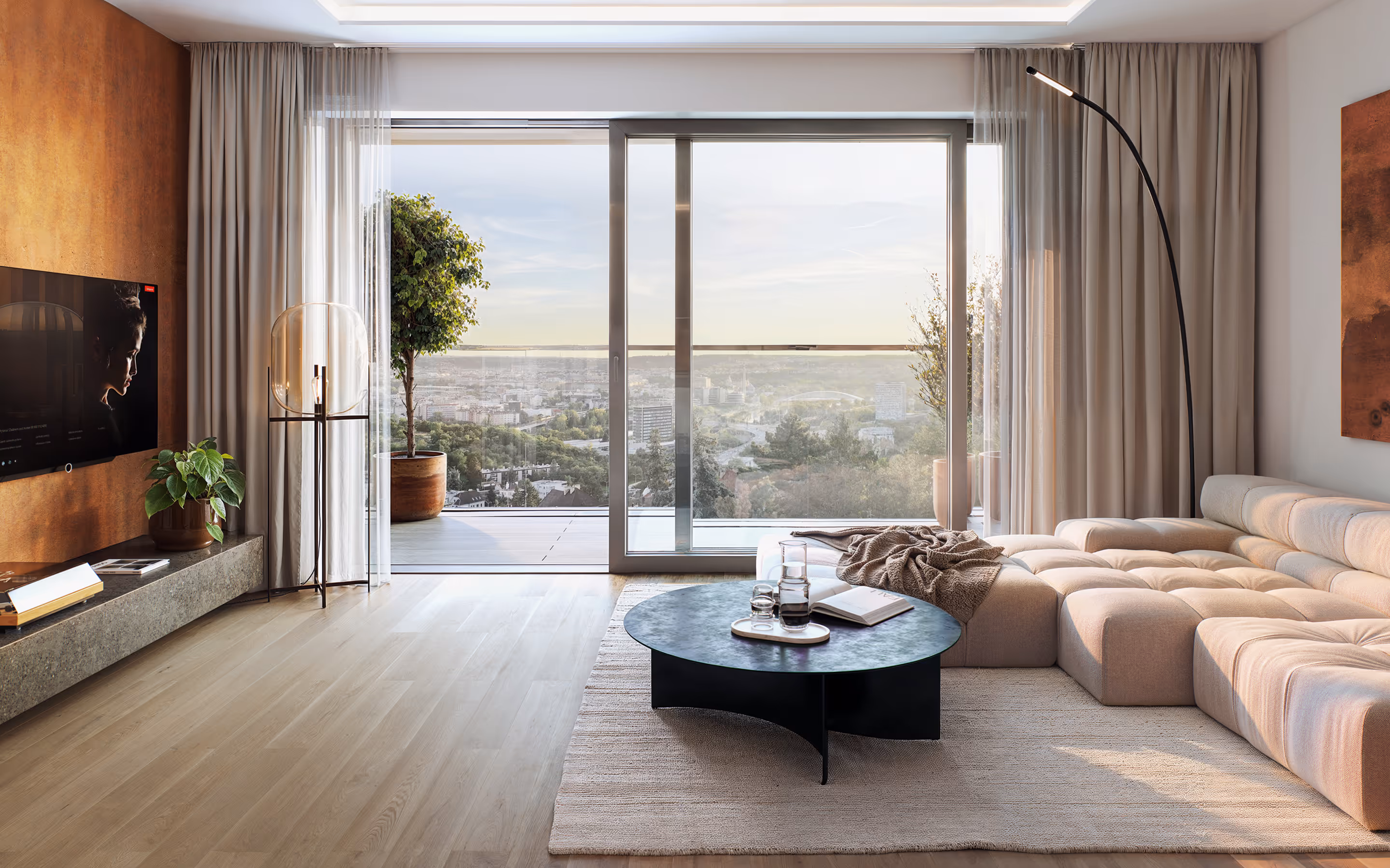 Moderní obývací pokoj s šedou pohovkou, kulatým černým konferenčním stolkem, jídelním stolem s černými židlemi a velkým oknem s výhledem na stromy a město.