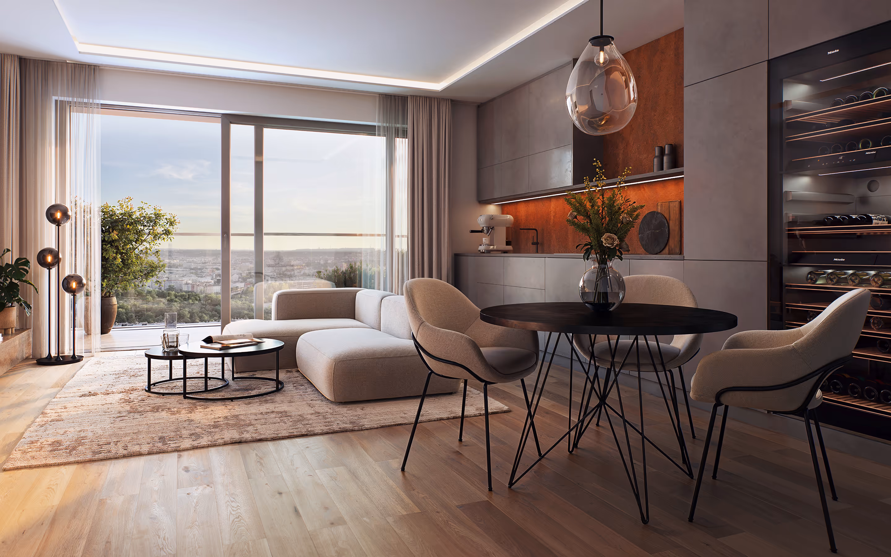 Moderní obývací pokoj s šedou rohovou pohovkou, černým kulatým stolem, třemi krémovými židlemi, světlým dřevěným parketem a velkými posuvnými dveřmi s výhledem na město.