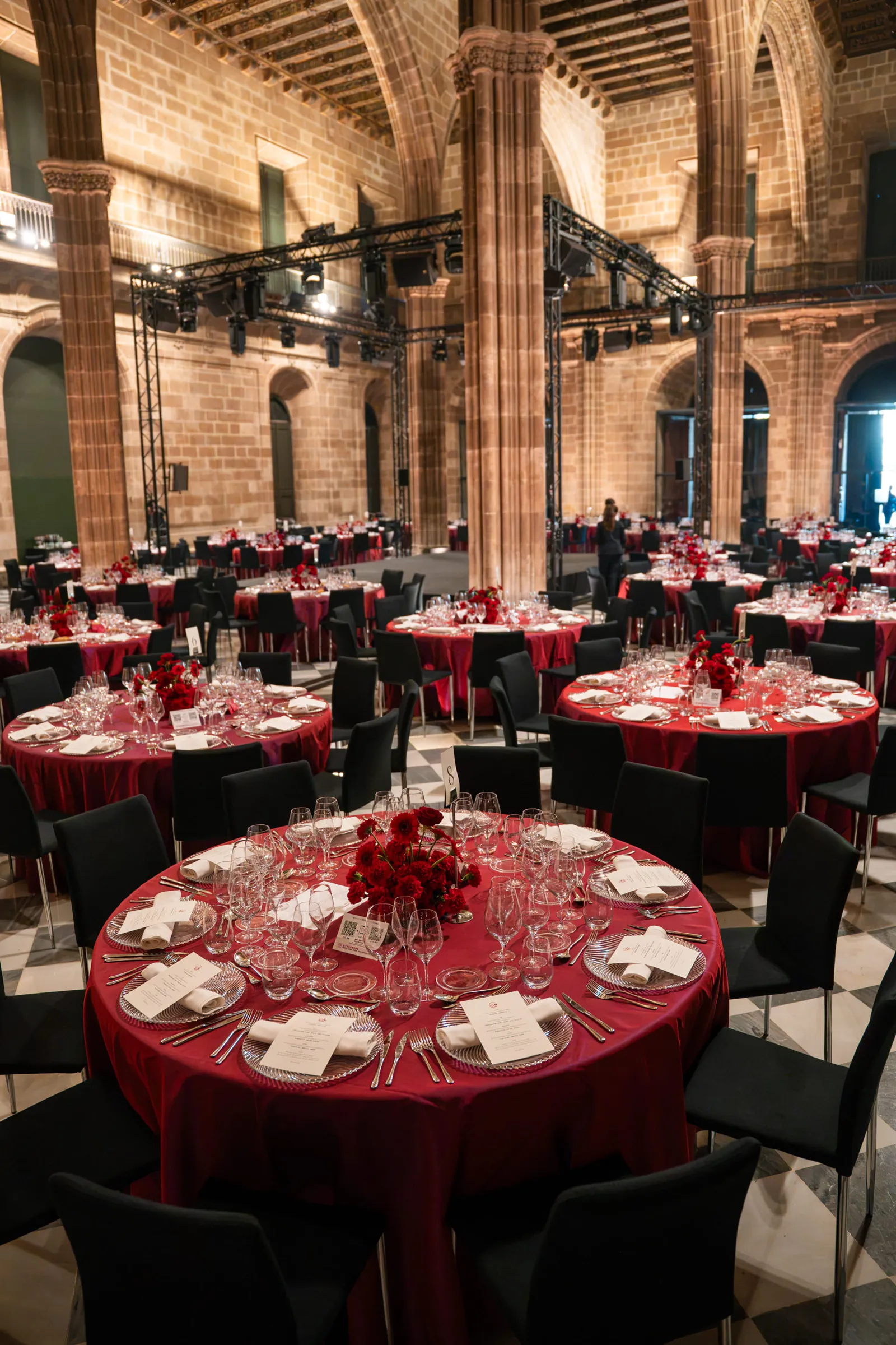 Gala dinner tables with red linen in the Gothic hall of La Llotja de Mar