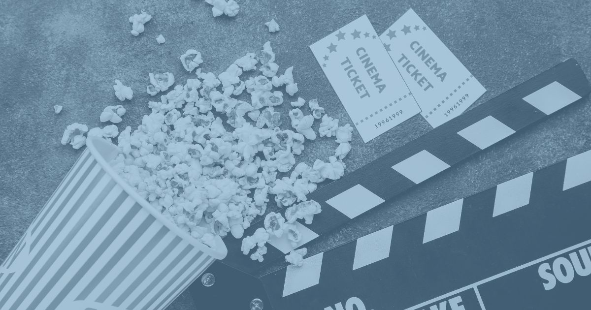 Popkorn, Kinotickets und Regieklappe mit blauem Filter