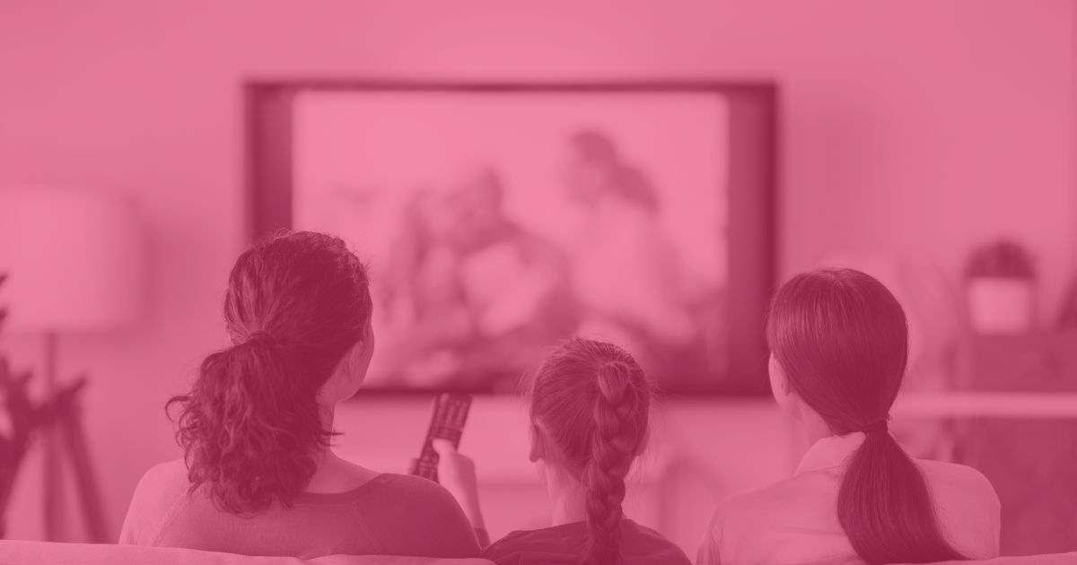 Frau und zwei Mädchen schauen MTV mit pinkem Filter