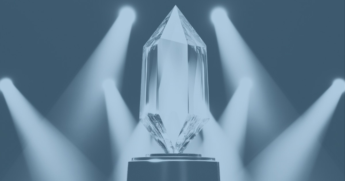 Eine Trophäe steht auf einem Sockel und wird von Lichtspots beleuchtet mit blauem Filter