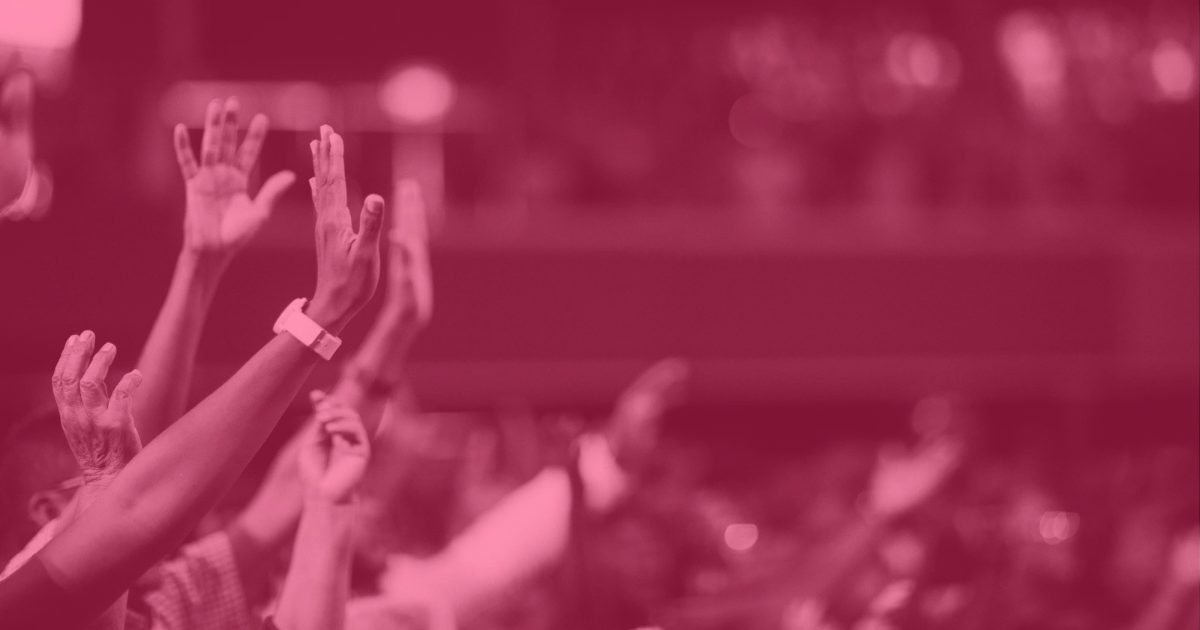 Menschen auf einem Live Musik Konzert mit pinkem Filter