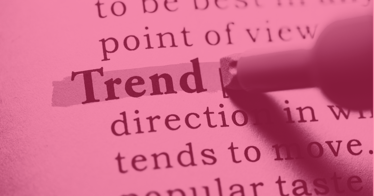 Das Wort Trend wird in einem Wörterbuch mit einem Textmarker markiert mit pinkem Filter