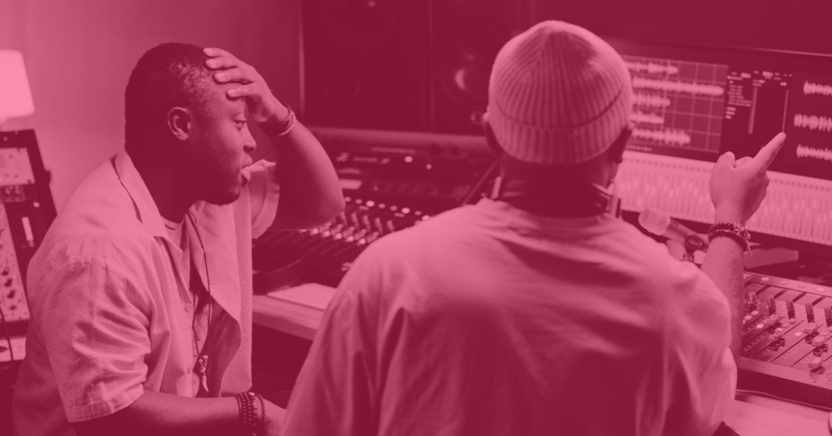 Zwei Männer im Musikstudio mit pinkem Filter