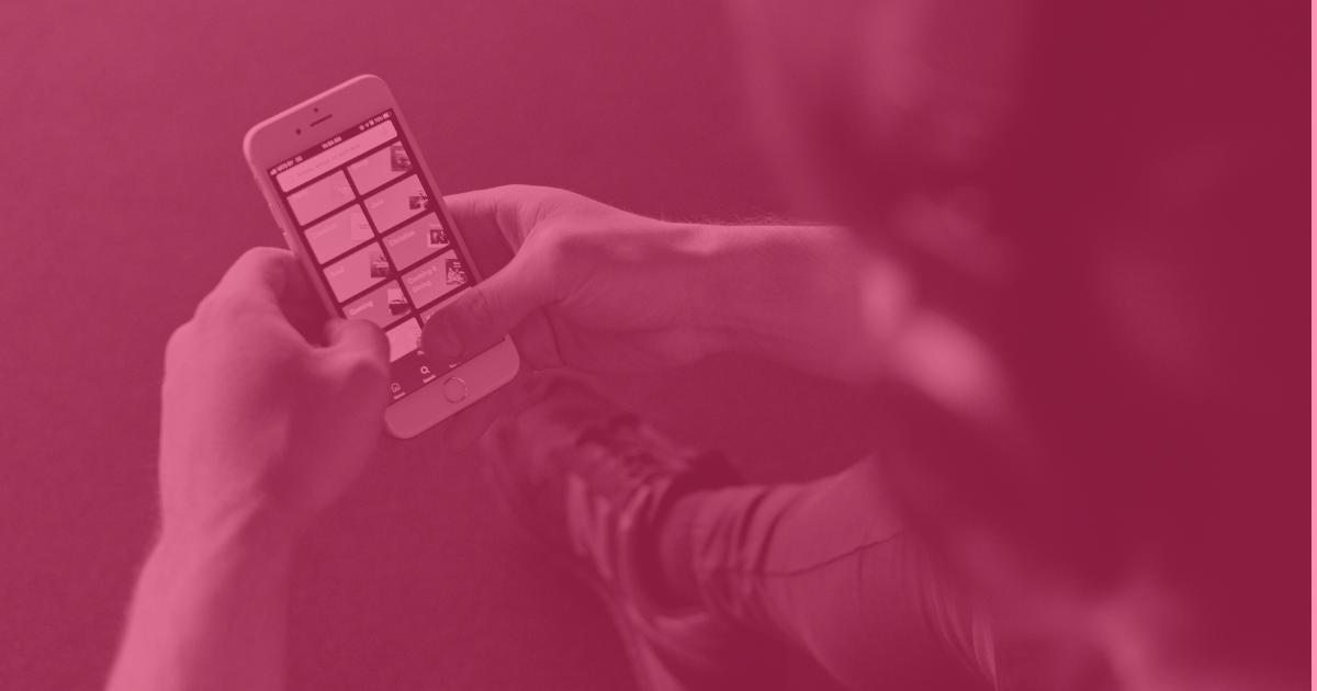 Ein Smartphone mit geöffneter Spotify App mit pinkem Filter