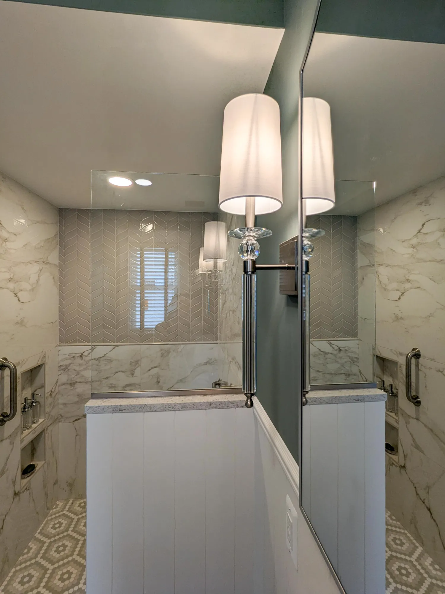 Modern bathroom with a wall-mounted light fixture