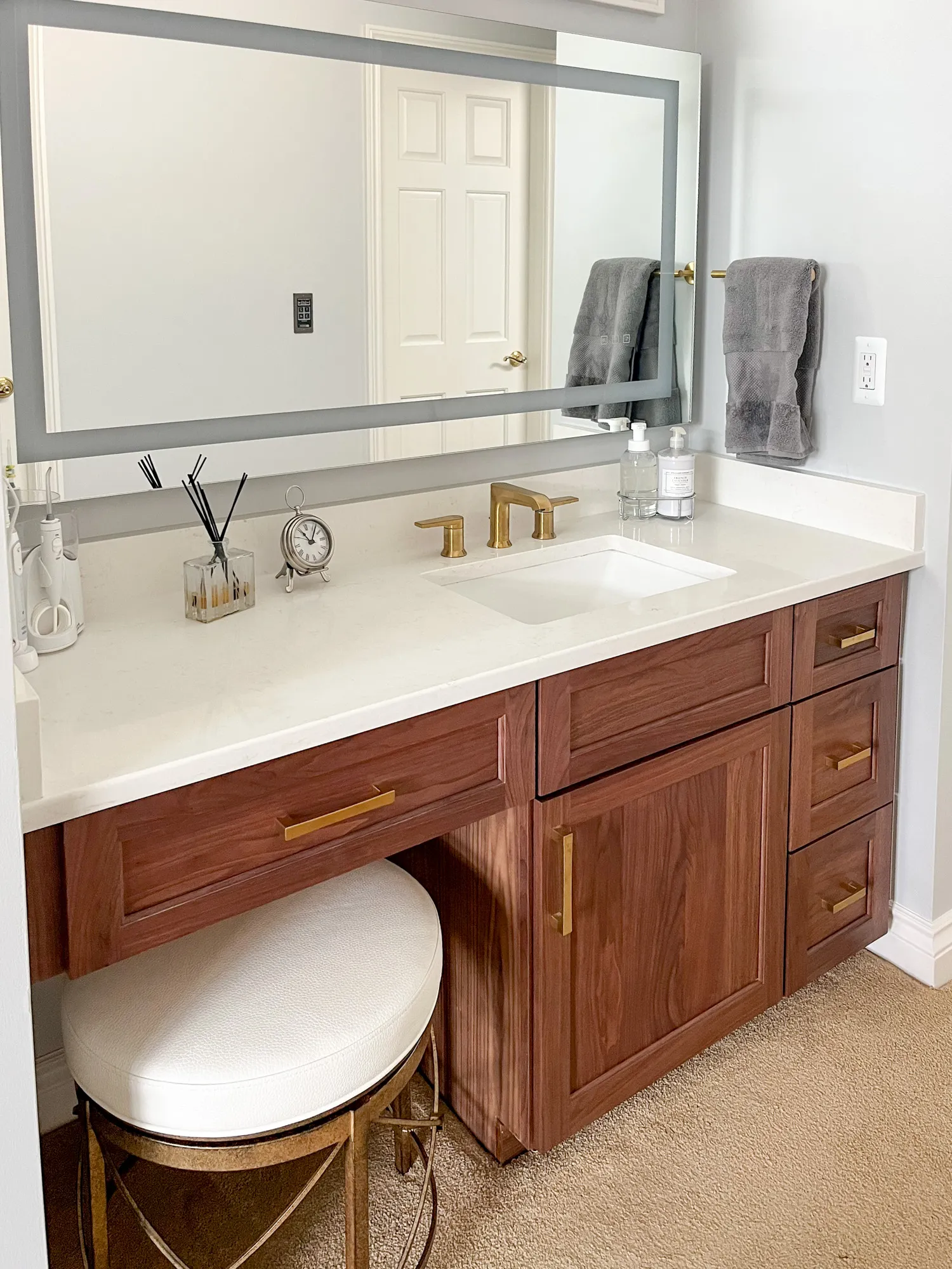 Modern bathroom vanity