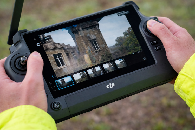 “Prestations par drone à Compiègne : inspection, démoussage, thermographie, réparation fibro-amiantées”.