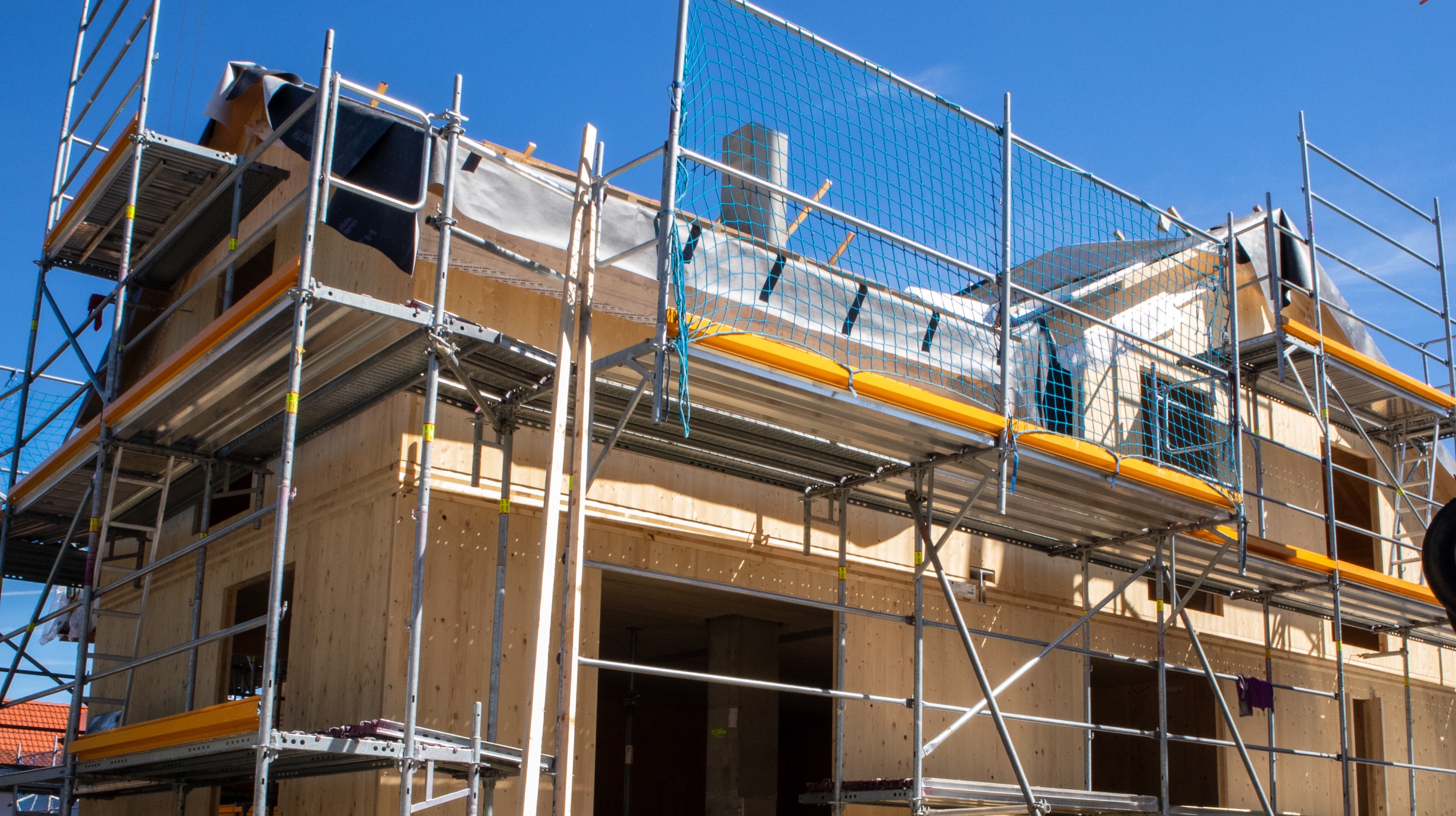Ein individuelles Einfamilienhaus in Massivholzbauweise, ökologisch gedämmt und mit integriertem Altbestand.