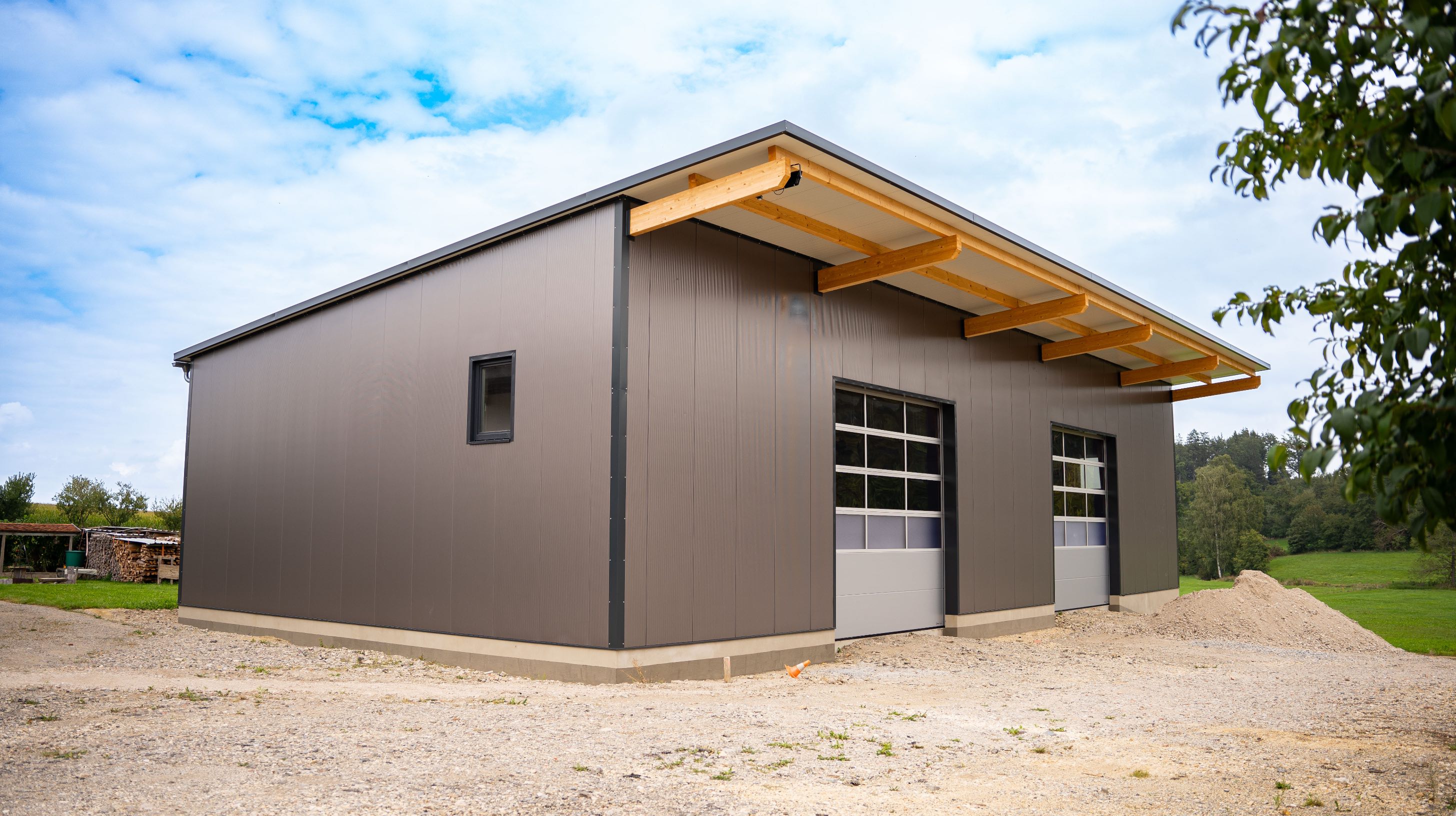 Halle mit langlebiger Blechfassade und dämmenden Sandwichplatten.