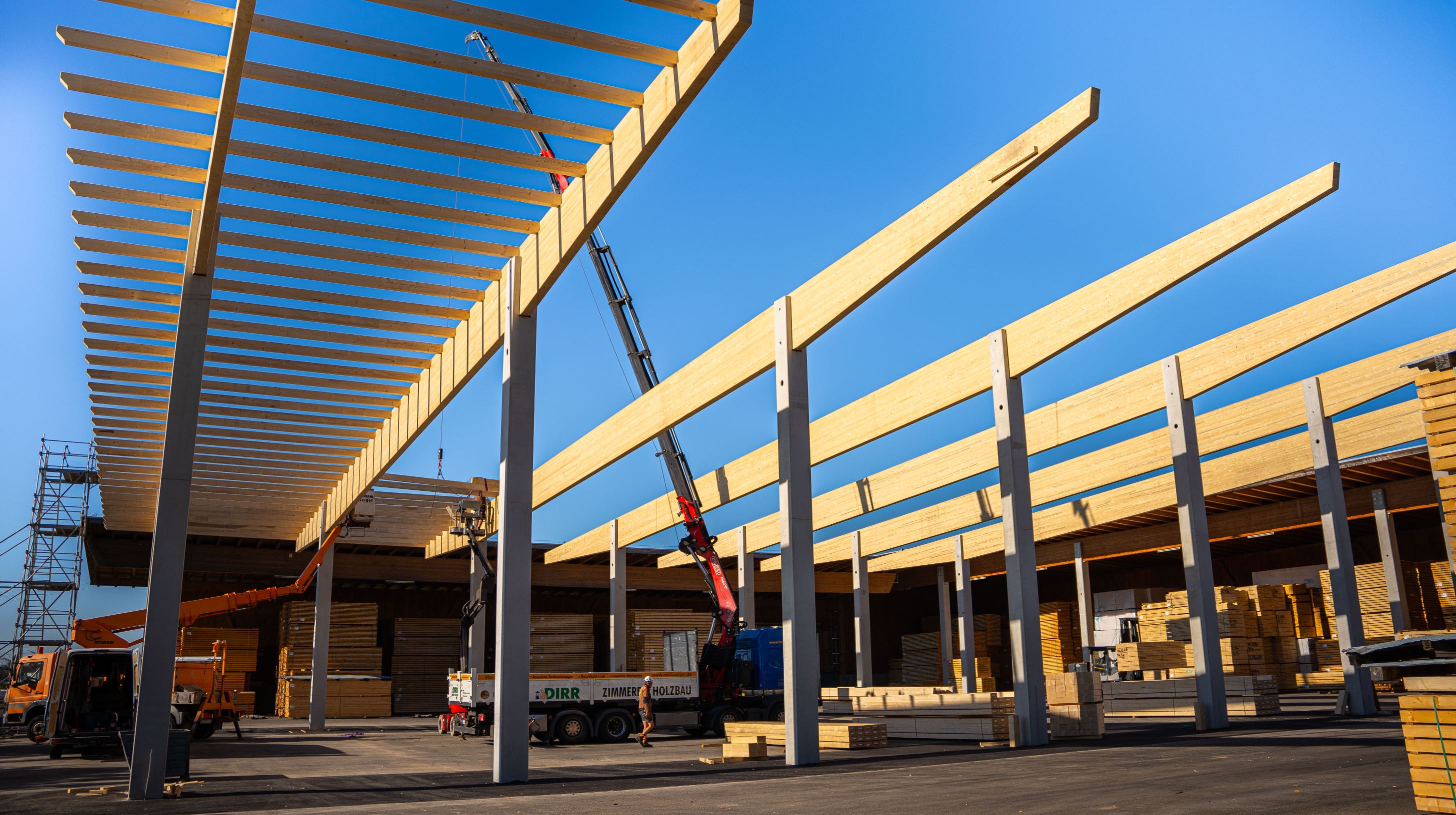 Große Überdachung als wettergeschütztes Lager für einen Holzhersteller.