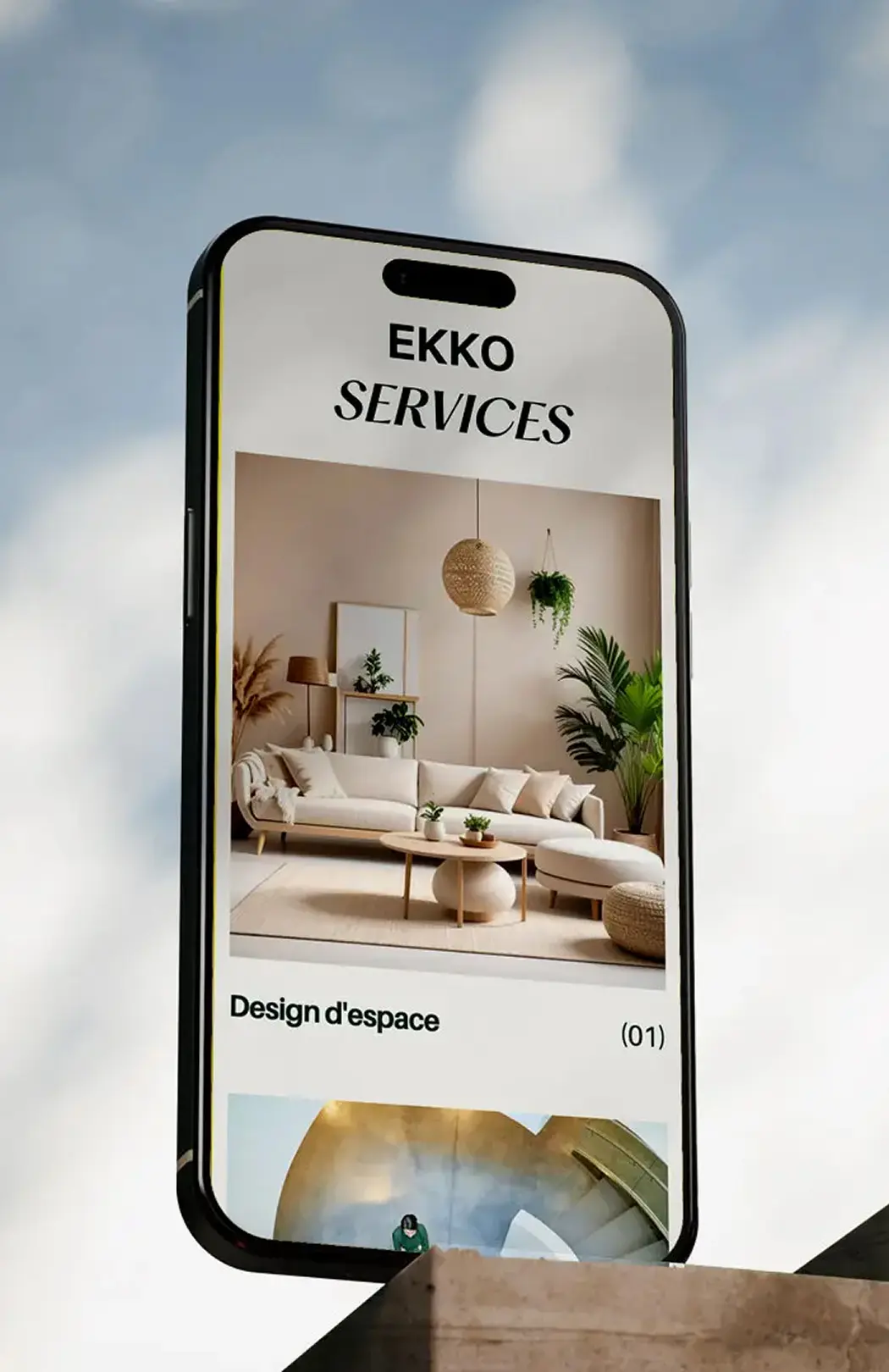 Photo illustrant le service site web - mockup smartphone avec le template du site EKKO | Studio