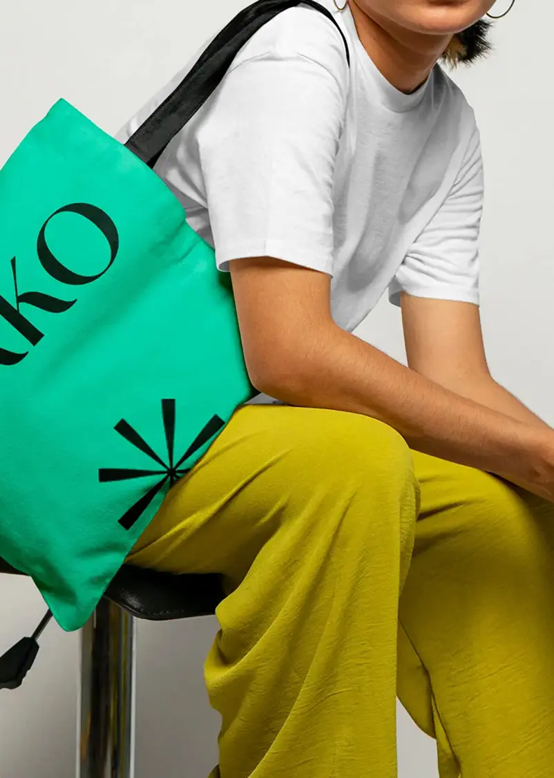 Visuel a propos de Jonathan Blanc, graphiste Lyon - visuel de mockup tote bag avec l'dentité visuelle du studio EKKO.