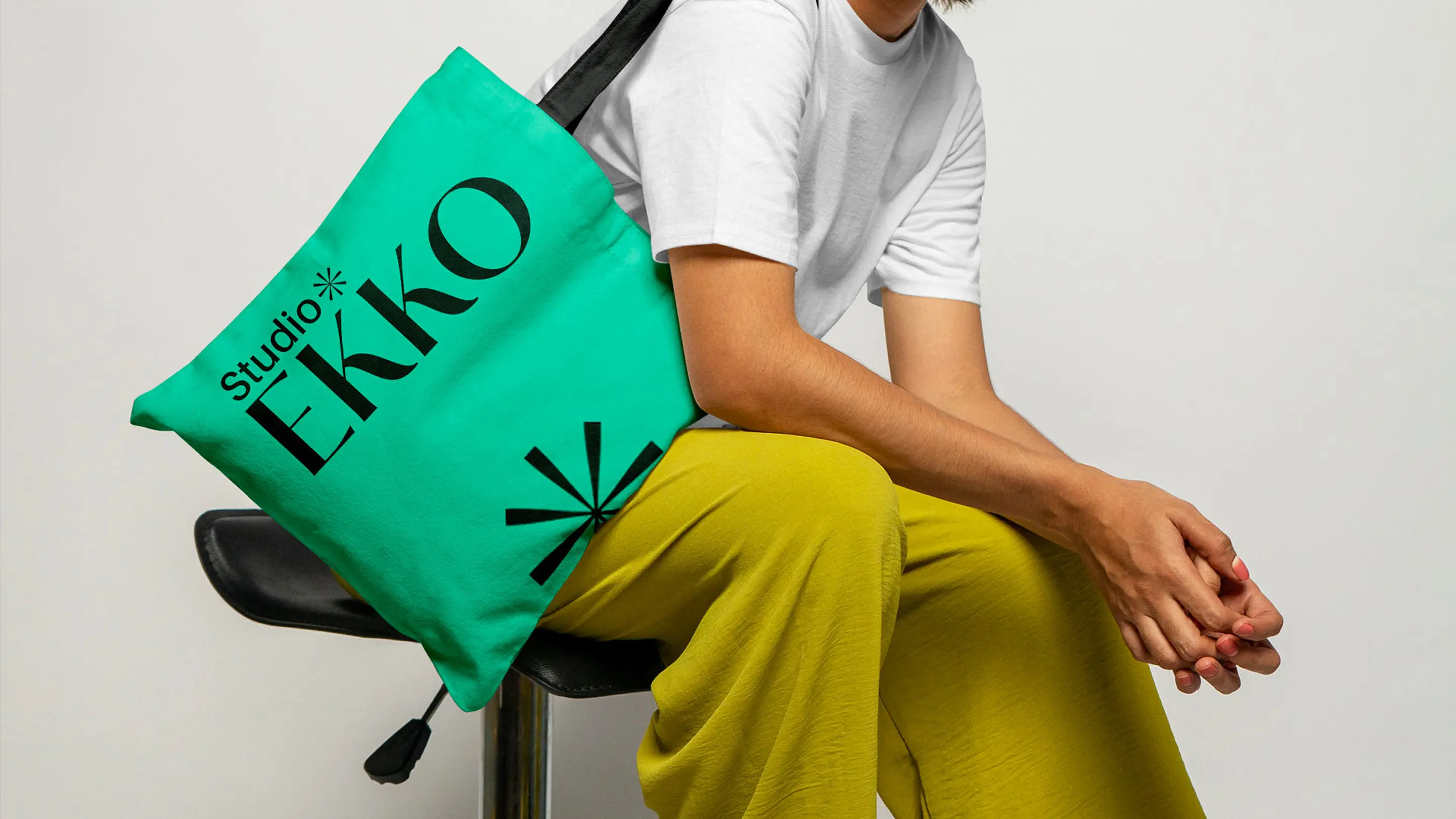 Visuel mockup d'un tote bag avec le logo et l'univers visuel d'Ekko-Studio