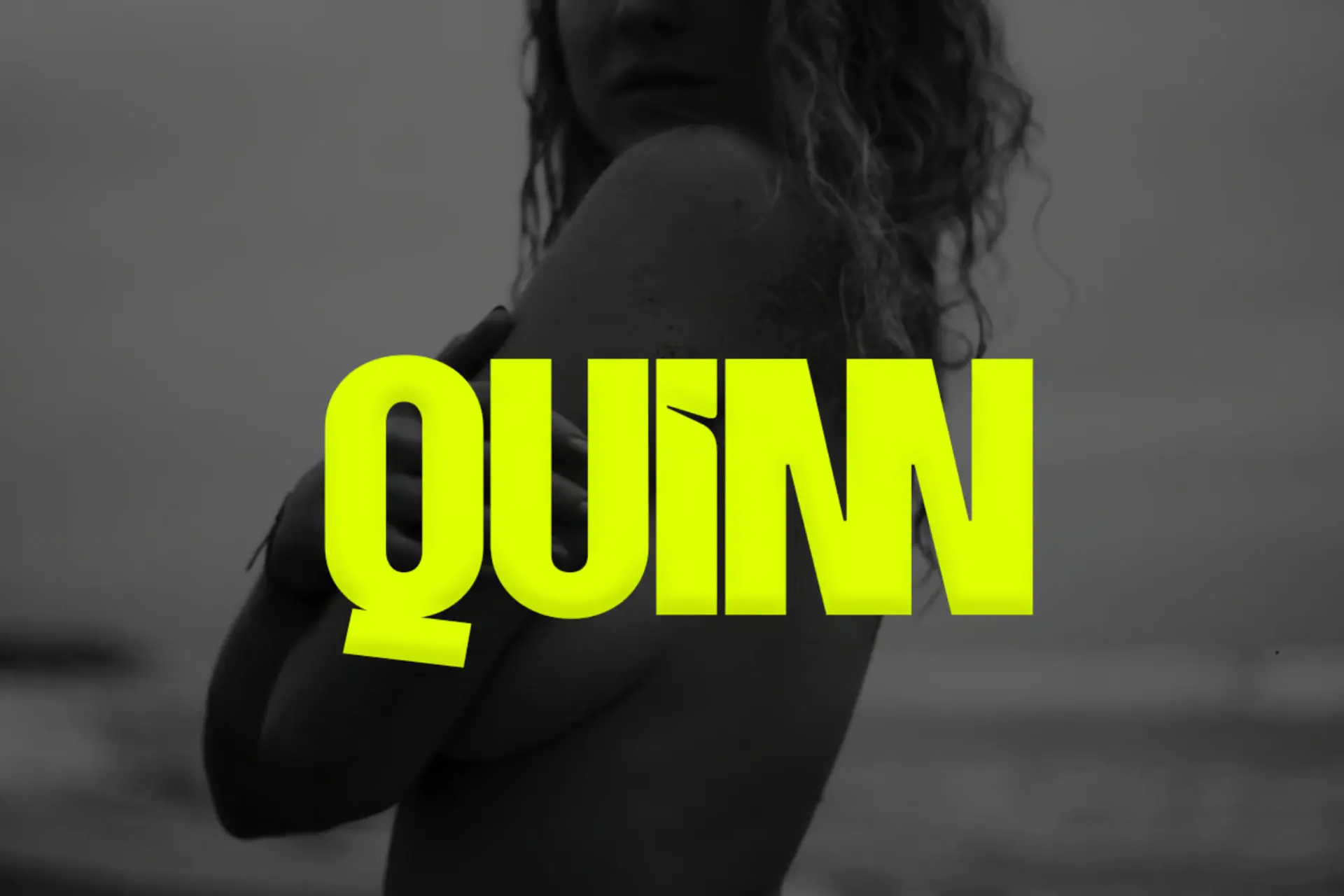 Design graphique tendance 2025 - Typographie Quinn avec un visuel moodboard en background