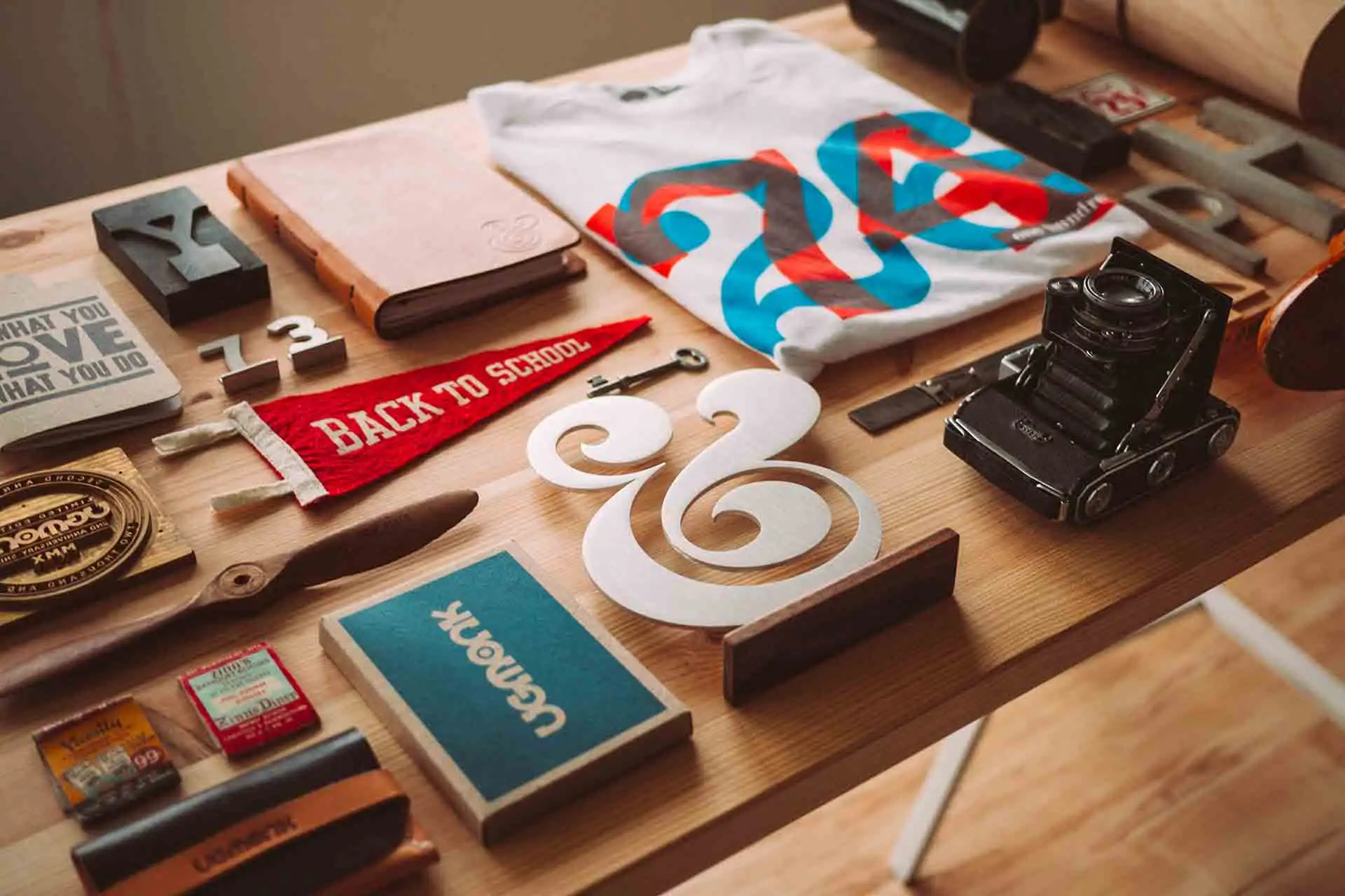 VIsuel du bureau d'un graphiste et d'un brand designer