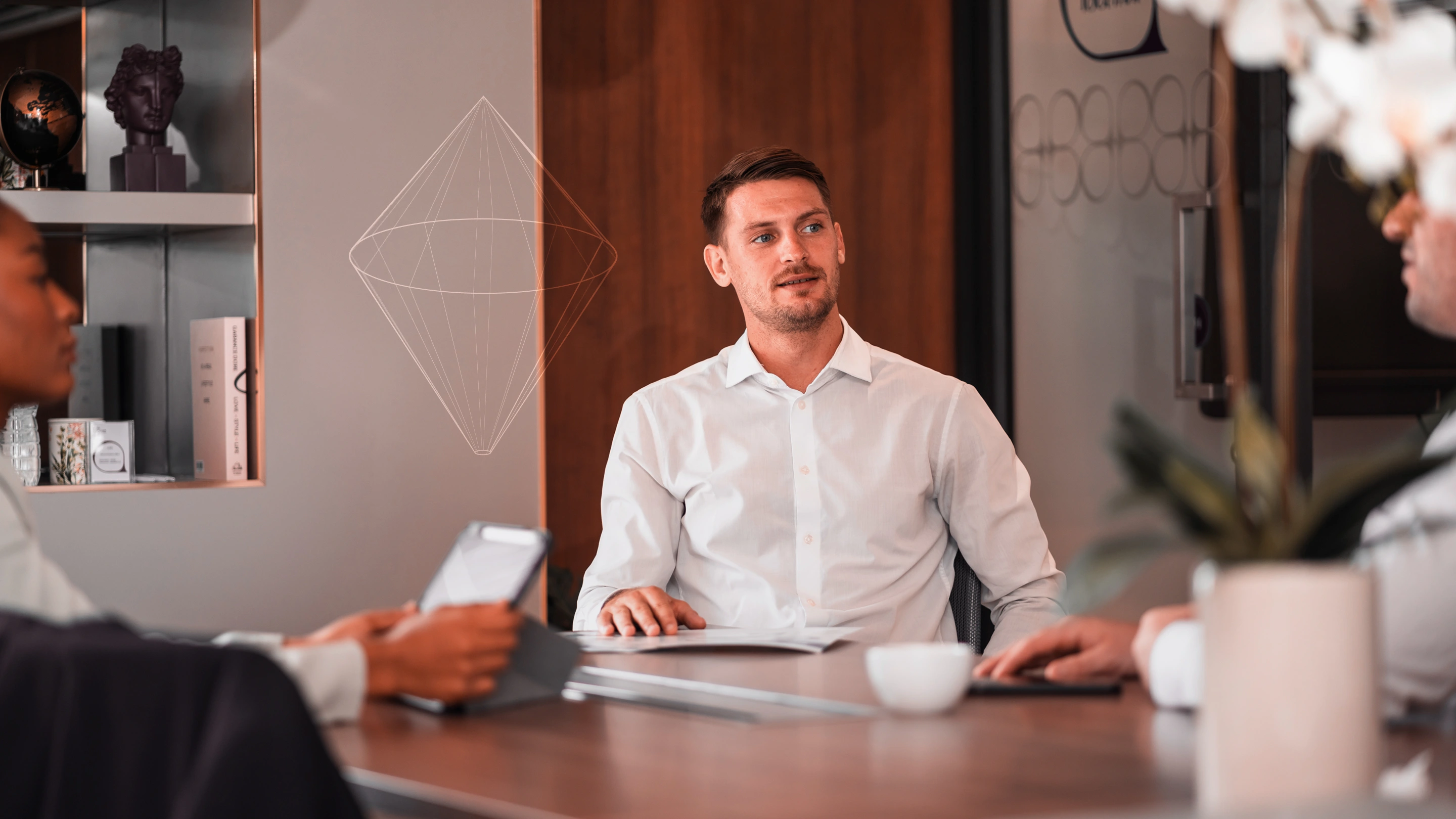 Personae - visuel d'un homme en réunion - moodboard Auxo